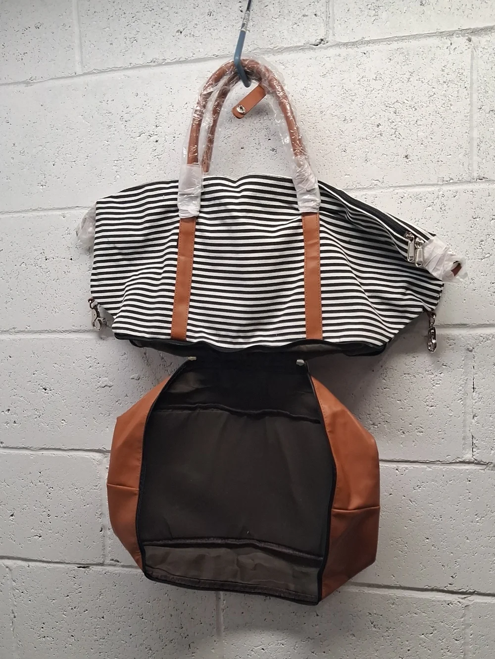 NWT Weekender Bags Duffel Bags with Shoe Compartment Overnight Carry on Blk,whte